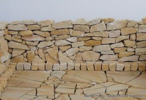 Sandstein Bruchsteine Trockenmauer beige / ocker